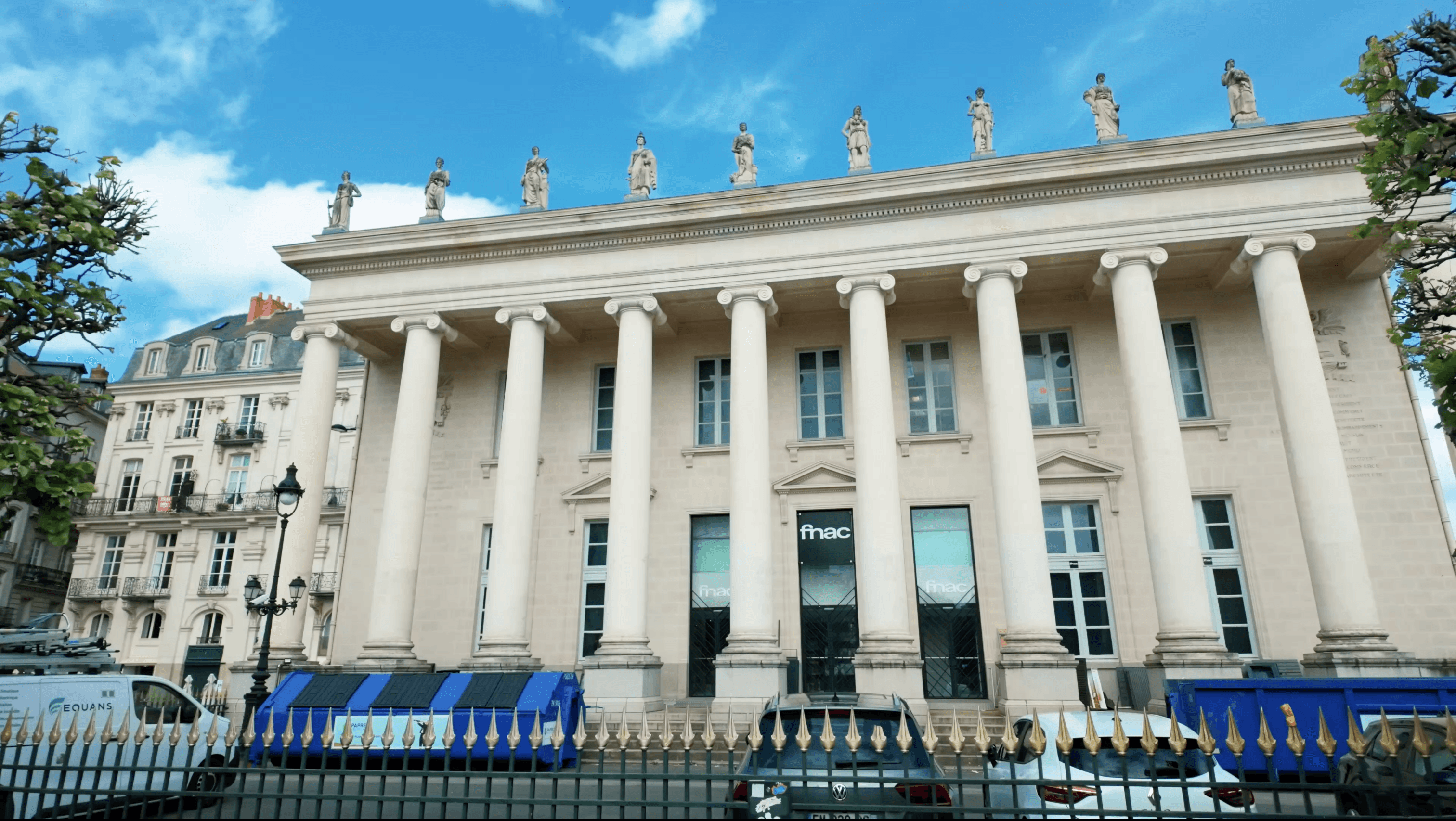 Bâtiment avant traitement colorimétrique — D‑Log M brut